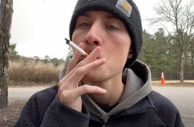 Лечение зависимости от табакокурения в Зуевке Мужчина с сигаретой делает затяжку